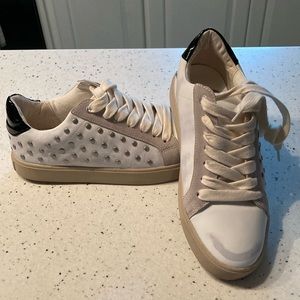 Sam Edelman women’s tennis shoes.  Great condition.